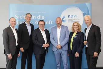 Zu sehen sind die Partner des KDW gemeinsam mit NRWs Umweltminister Oliver Krischer und Geschäftsführer Ronald Derler Zu sehen sind die Partner des KDW gemeinsam mit NRWs Umweltminister Oliver Krischer und Geschäftsführer Ronald Derler