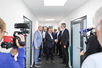 Umweltminister Krischer schüttelt Dr. Henning Grotelüschen nach der offiziellen Eröffnung die Hand. Geschäftsführer Derler steht an seiner Seite. Umweltminister Krischer schüttelt Dr. Henning Grotelüschen nach der offiziellen Eröffnung die Hand. Geschäftsführer Derler steht an seiner Seite.