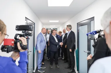 Umweltminister Krischer schüttelt Dr. Henning Grotelüschen nach der offiziellen Eröffnung die Hand. Geschäftsführer Derler steht an seiner Seite. Umweltminister Krischer schüttelt Dr. Henning Grotelüschen nach der offiziellen Eröffnung die Hand. Geschäftsführer Derler steht an seiner Seite.