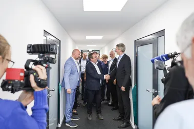 Umweltminister Krischer schüttelt Dr. Henning Grotelüschen nach der offiziellen Eröffnung die Hand. Geschäftsführer Derler steht an seiner Seite.